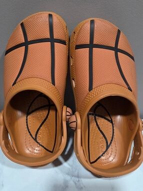 Crocs Basketball Print Clogs - Orange